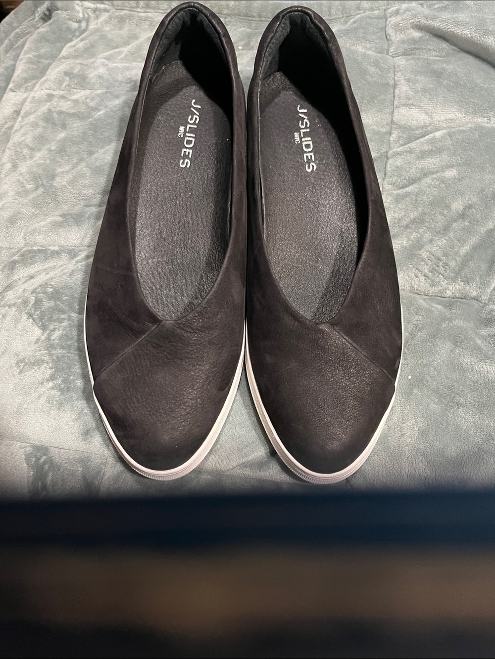 J/SLIDES Black Slip-On Flats with White Trim (SZ. 10M)